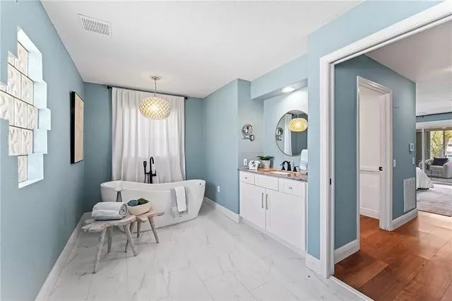 Bathroom cleaning in Tampa by Tampa Bay Shine